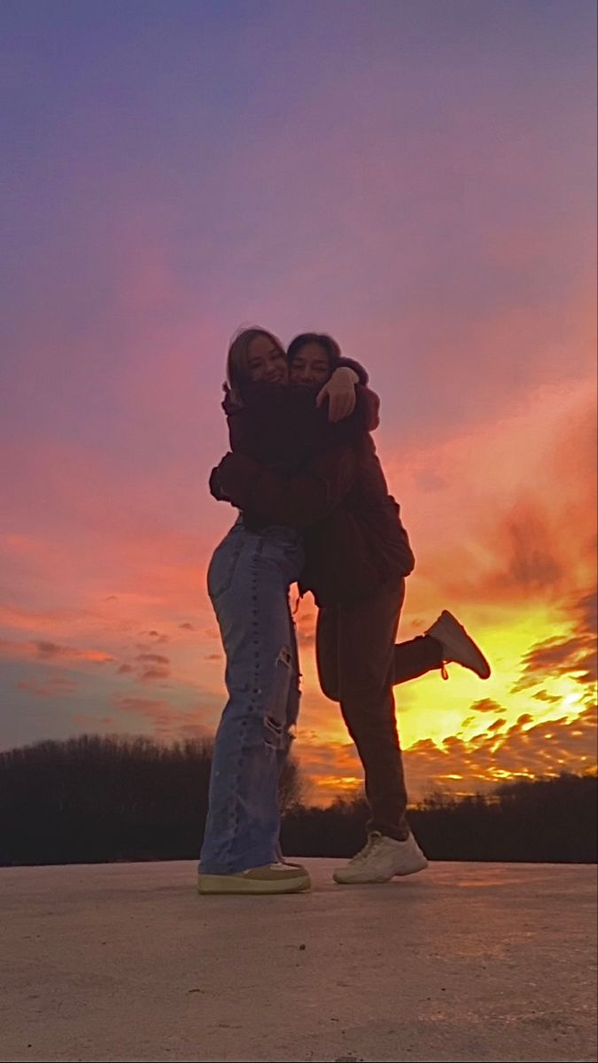 Pic with best friend Best Friend Pic Ideas Aesthetic, Pic Idea With Best Friend, Recreate Pictures Best Friends, Bestie Sunset Pics, Sunset Bestie Pics, Bestie Photoshoot Ideas Outside, Sunset Best Friend Pictures, Best Friend Pictures Drawings, Photos To Take With Your Friends