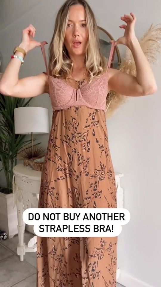 Woman shares easy way to turn any bra into a strapless one - and it’ll be MORE secure and comfy Couture, Strapless Bra Hacks Diy Ideas, Diy Strapless Bra, Bra Hacks Diy, Strapless Bra Hacks, Bras For Backless Dresses, Essentials Aesthetic, Packing Hacks Clothes, Comfy Travel