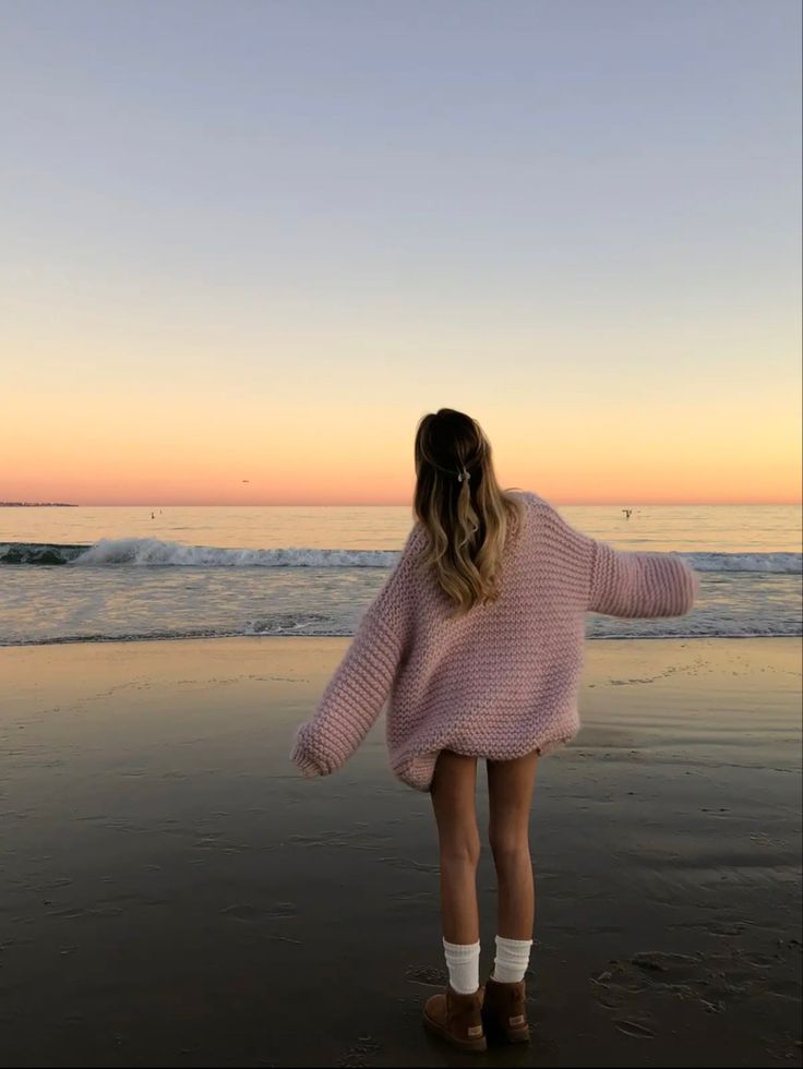 Sweaters At The Beach, Uggs On The Beach, Sweater On The Beach, Sweaters On The Beach, Lala Girl Aesthetic, Sweater Beach Outfit, Beach Outfit Winter, Beach Sweater Outfit, Chilly Beach Day Outfit