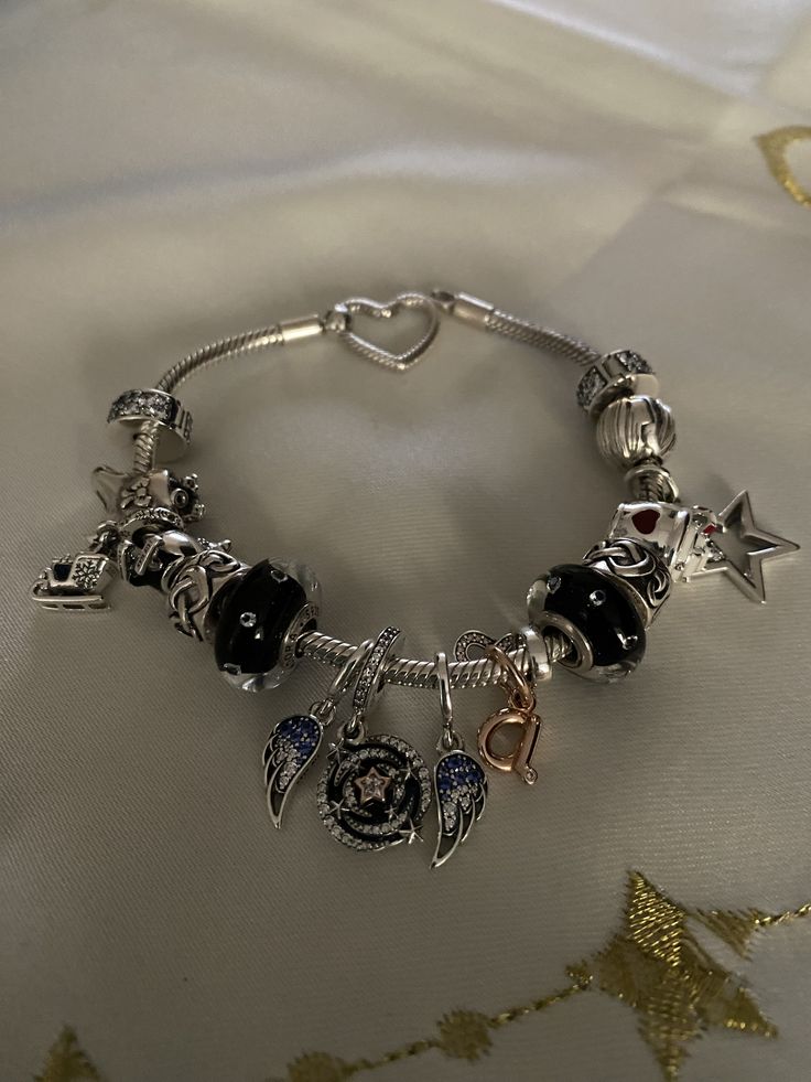 Pandora Aesthetic Bracelet, Pandora Charm Bracelet Aesthetic, Pandora Bracelet Aesthetic, Pandora Bracelet Charms Ideas, Girly Bracelets, Pandora Bracelet Designs, Pandora Armband, Pandora Jewelry Charms, Bracelet Pandora