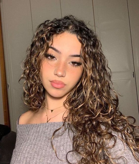 Curly Highlights, Bombshell Hair, Highlights Curly Hair, Dyed Curly Hair, Colored Curly Hair, Hairdos For Curly Hair, Hair Color Purple, Wavy Curly Hair, Curly Girl Hairstyles