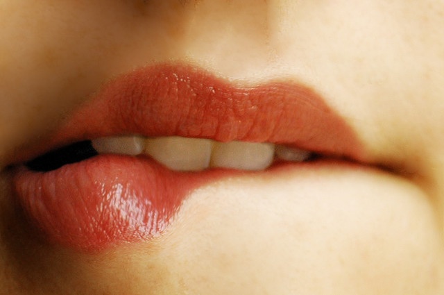 bite your lips... Bachelorette Bucket Lists, Photographie Art Corps, Teeth Whitening Strips, Lower Lip, Lip Biting, Kissable Lips, Hot Lips, Lip Service, Sensitive Teeth