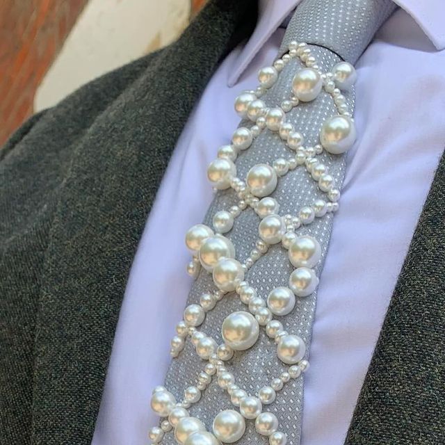 MILA on Instagram: "Hand embroidered tie with pearl details ✨🌊🐚" Pearls On Clothes Diy, Scarf With Pearls, Punk Embroidery Ideas, Beaded Bow Tie, Pearl Clothes, Tie Embroidery, Pearl Tie, Neck Embroidery Designs, Moda Circular