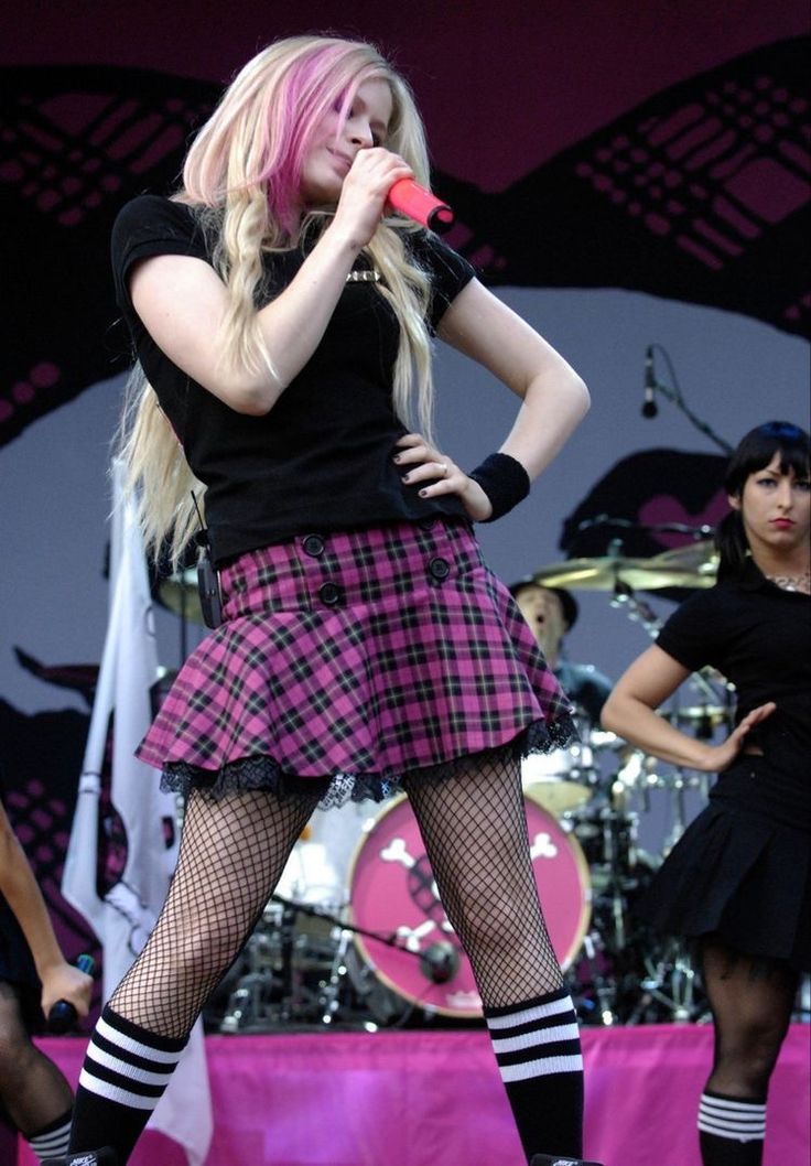 Punk Princess Outfits, 2000s Punk Fashion, Avril Lavigne Outfits, Princesa Punk, Chicas Punk Rock, 2000s Punk, Avril Lavigne Style, Punk Princess, 9th Grade