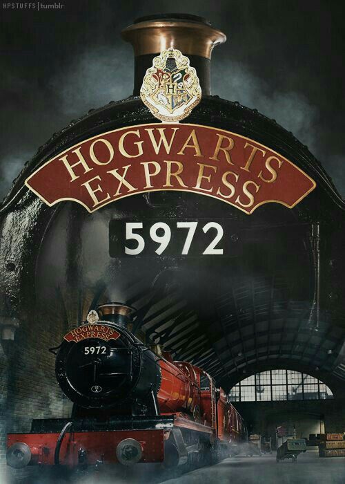 the hogwarts express train is coming down the tracks