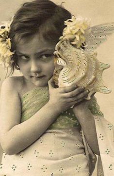 Vintage Beach Photos, Vintage Children Photos, She Sells Seashells, Foto Vintage, Beach Baby, Antique Photos, Vintage Beach, Mellow Yellow, Vintage Pictures