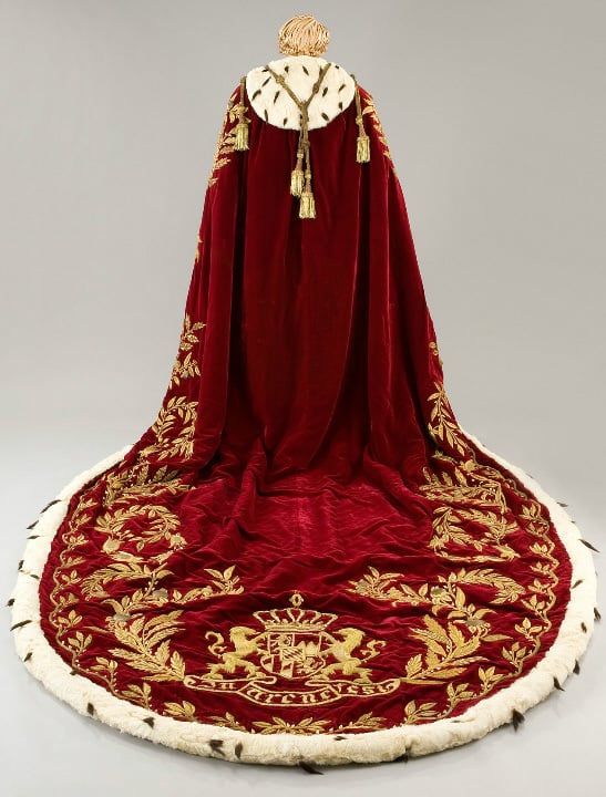 Ludwig (1973) Era Victoria, Coronation Robes, King Outfit, Mode Kimono, Royal Clothing, Royal Aesthetic, Royal Jewels, Movie Costumes, Historical Costume