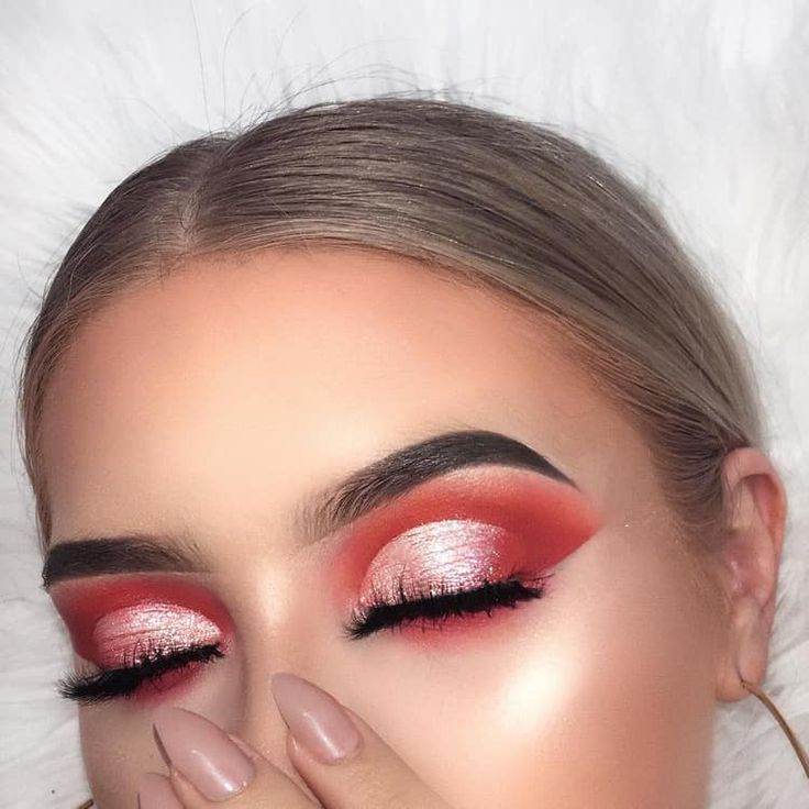 Red Eyeshadow Makeup, Rosa Make-up, Red Eyeshadow Look, White Eye Makeup, Make Up Designs, Plouise Makeup, Red Eye Makeup, Plouise Makeup Academy, Red Eyeshadow