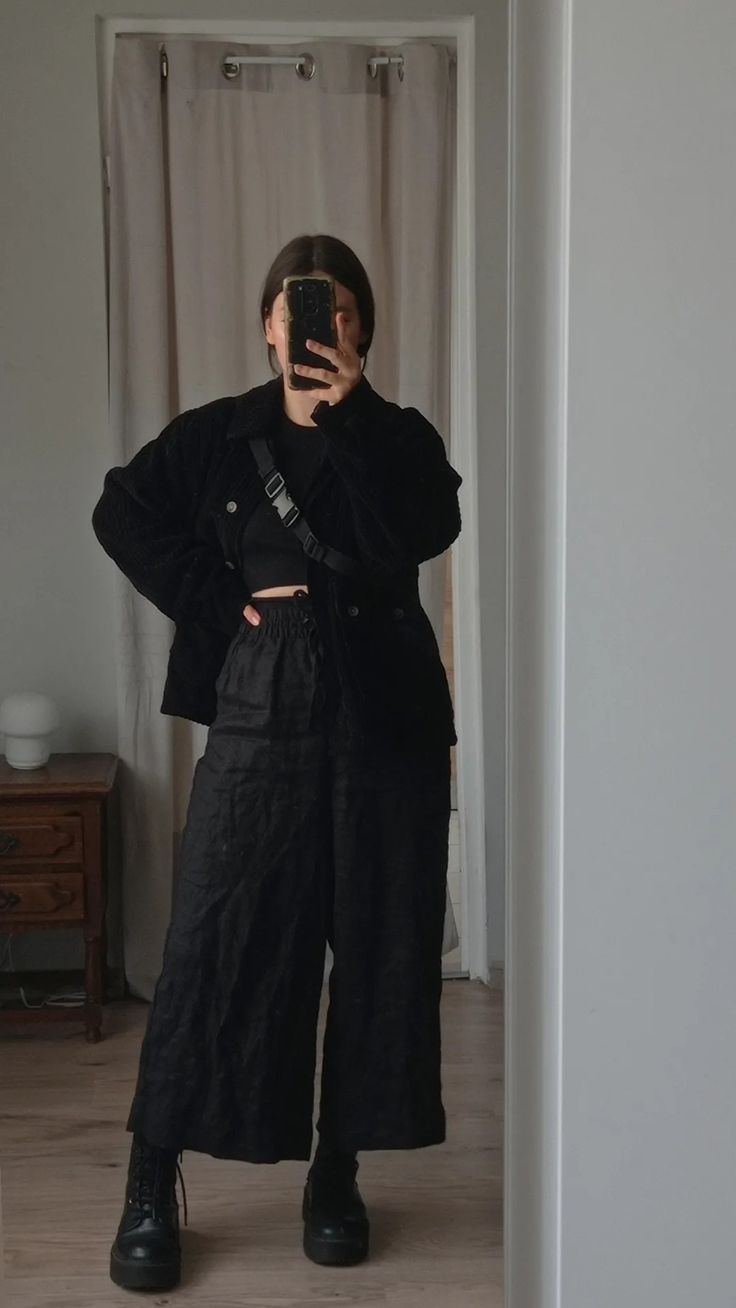 Black Flowy Outfit, Black Chunky Cardigan Outfit, All Black Alternative Outfit, Boots Pants Outfit, Oversized Black Outfit, Comfy Black Outfits, Baggy Goth Outfit, Beauty School Outfits All Black, Baggy Black Pants Outfit