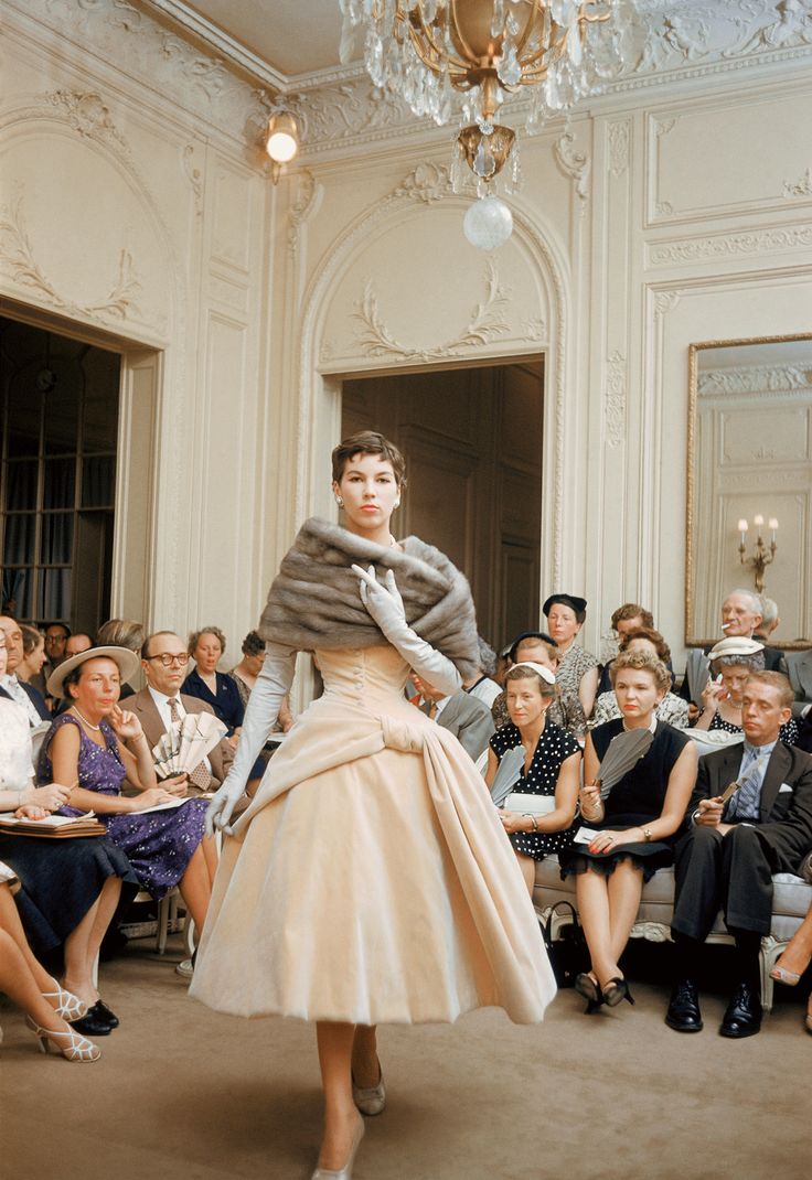 Because Who Doesn't Want To See Photos From Paris Couture In The '50s? #refinery29 New Look Dior, Istoria Modei, Glamour Vintage, Fifties Fashion, Dior Vintage, Look Retro, Fashion 1950s, Retro Mode, Vintage Dior