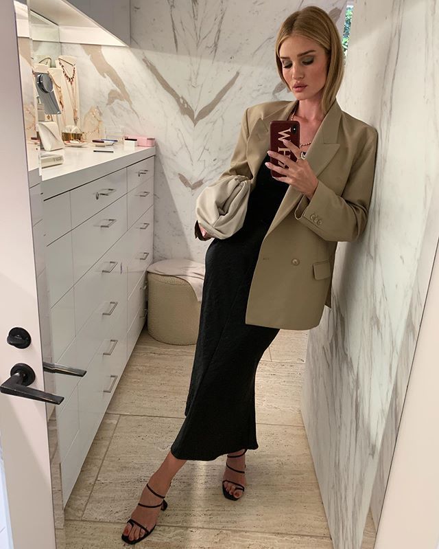 How Rosie Huntington-Whiteley is inspiring us to buy a beige blazer this summer- HarpersBAZAARUK Beige Blazer Outfits, How To Style A Slip Dress, Beige Blazer Outfit, Rosie Huntington Whiteley Style, Rosie Hw, Stile Casual Chic, Beige Blazer, Look Blazer, It Bag