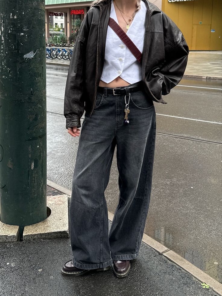 Black Baggy Shirt Outfit, Business Casual Grunge, Korean Street Fashion Summer, Journalist Outfit, Green And Black Outfit, Skate Outfit, 00s Mode, Mode Emo, Look Put Together
