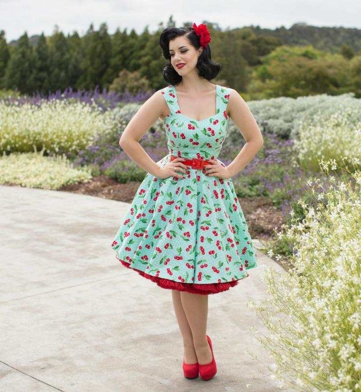 robe années 50 rockabilly en vert avec jupon et accessoires rouges Rock N Roll Dress, Mode Rockabilly, Rockabilly Mode, Victory Violet, Moda Pinup, Cherry Print Dress, Pin Up Vintage, Robes Vintage, Cherry Dress