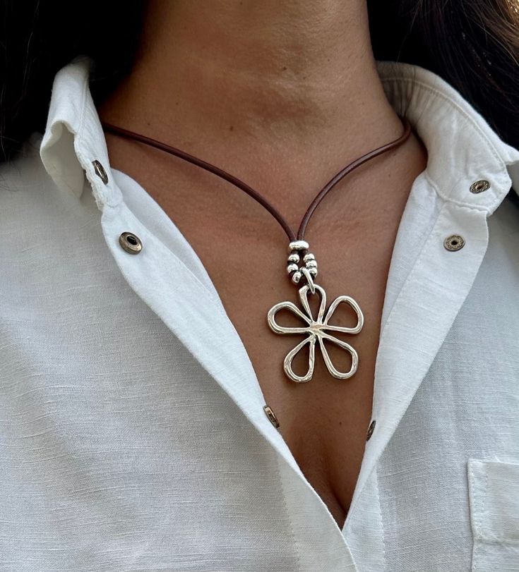 This beautiful flower necklace is a great gift idea for a friend, a loved one or just for yourself. It is handmade to order by me using genuine leather cord - 3mm, silver plated beads, antique silver plated zamak flower - 4x4.5 cm and silver plated clasp.  The length of the necklace is measured up to where the big bead.  📌CARE INSTRUCTIONS:  - Leather jewellery should **NOT** come in contact with water. Please take this into consideration when taking a shower, swimming etc. This is important to Big Pendant Necklace, Leather Cord Jewelry, Beaded Boho Necklace, Big Necklace, Leather Jewellery, Indie Jewelry, Cord Jewelry, Pretty Jewelry, Women Leather