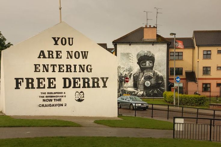 a sign on the side of a building that says you are now entering free derby