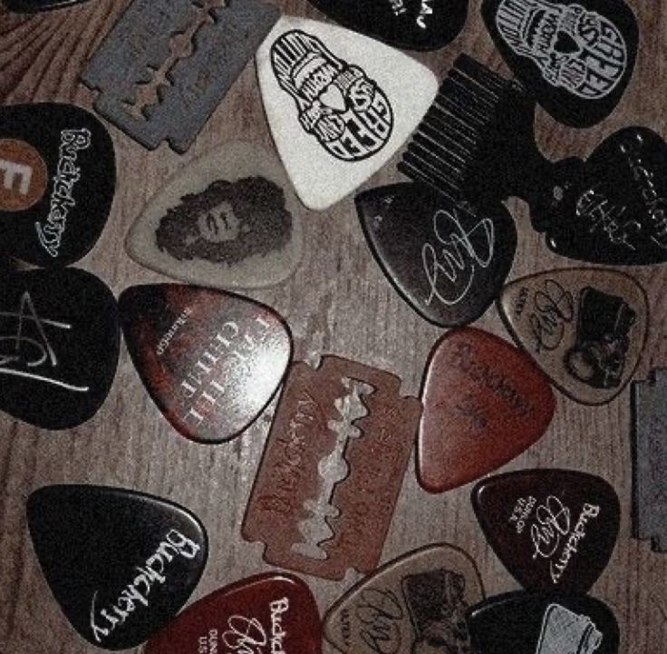 many different types of guitar picks on a table