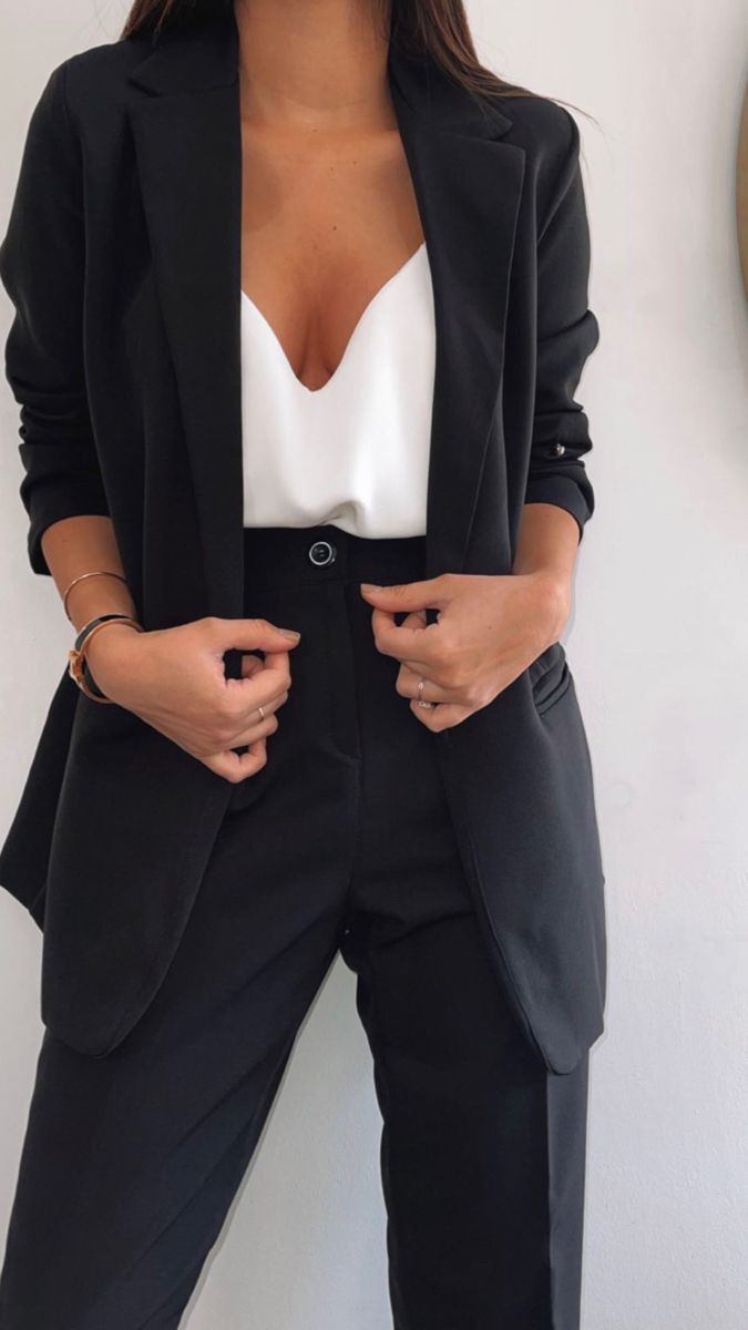 Blazer y pantalon de vestir negro Outfits Elegante Sport Mujer, Pantalon Sastrero Outfit, Neat Casual Outfits, Outfit Elegantes, Lawyer Outfit, Fashionable Work Outfit, Fiesta Outfit, Look Formal, Body Outfit