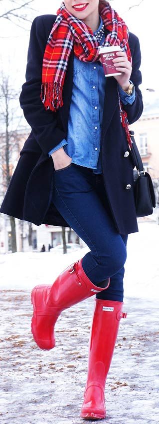 Besides being all denim this outfit is worth trying and it looks really nice Winter Fashion College, Rainboots Outfit, Red Hunter Boots, Preppy Mode, Red Rain Boots, Big Closet, Mode Mantel, Raincoat Outfit, Hunter Boot