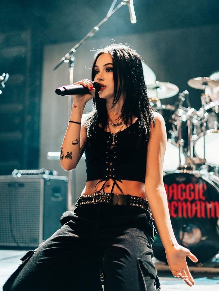 maggie performing for Life Support Tour 2021 Taylor Momsen, Female Rocker Aesthetic, Rocker Aesthetic, Punk Concert, Rock Star Outfit, Rockstar Aesthetic, Maggie Lindemann, Rock Outfit, Life Support