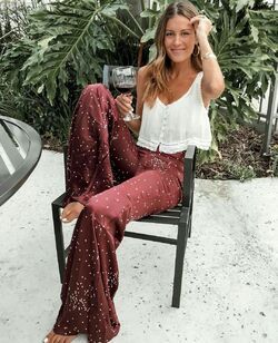 Summer Boho Work Outfits, Witchy Hippie Outfits, How To Dress In Your 30s, Morroco Outfits, Boho Mom Outfits, Boho Chic Outfits Summer, Hippie Mode, Wine Pants, Look Hippie Chic