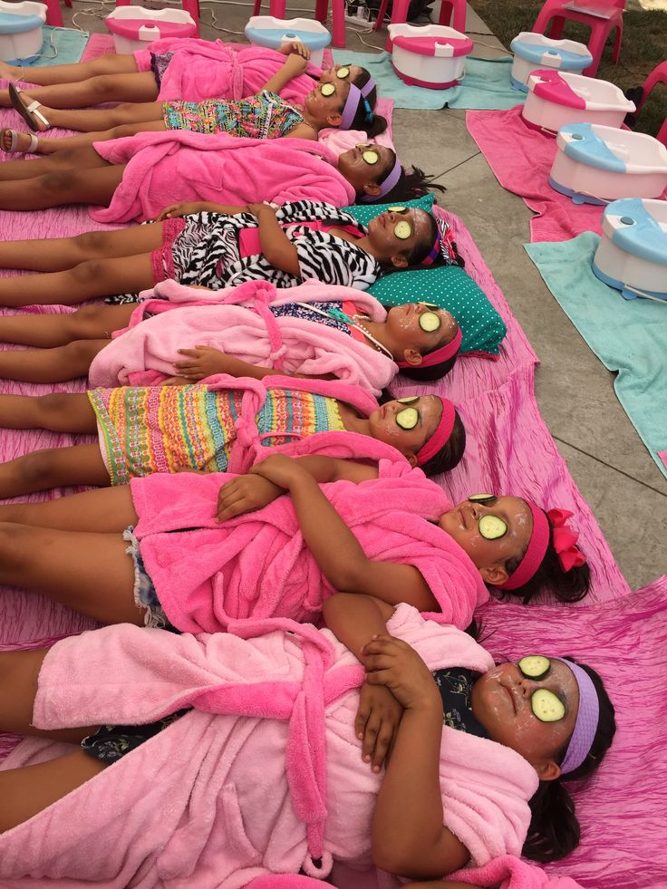 there are many dolls that are laying down on the toweled tables with pink towels