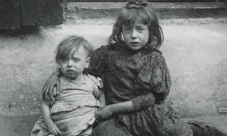 Spitalfields nippers: London's poorest children in the early 1900s – in pictures | Art and design | The Guardian Victorian Slums, Victorian England, Great Fire Of London, Haunting Photos, Rare Historical Photos, Victorian London, Poor Family, London History, Street Kids
