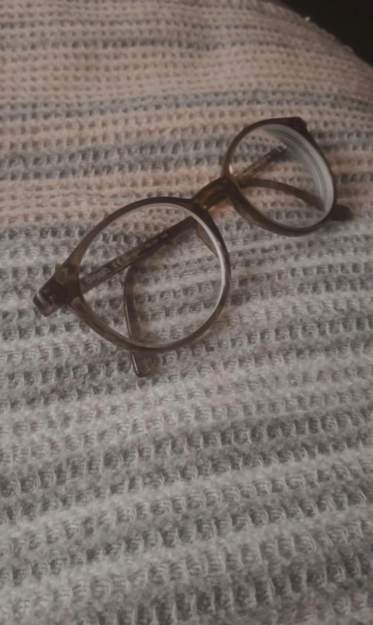 Brown Clear Glasses, Grandma Glasses Aesthetic, Light Academia Glasses, Clear Brown Glasses, Brown Frame Glasses, Glasses Astethic, Brown Glasses Aesthetic, Girls With Glasses Aesthetic, Glasses Frames Aesthetic