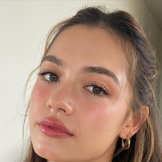 Good Makeup Looks Natural, Subtle Pretty Makeup, European Makeup Aesthetic, Glowy Fall Makeup, Fluffy Eyebrows Makeup, Your Skin But Better Makeup, Fresh Clean Makeup Look, Rosy Natural Makeup, Natural Flushed Makeup