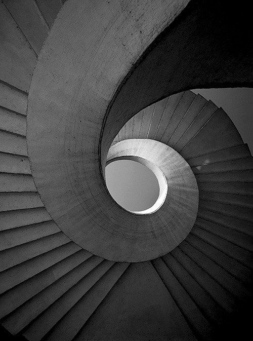 a spiral staircase is shown in black and white