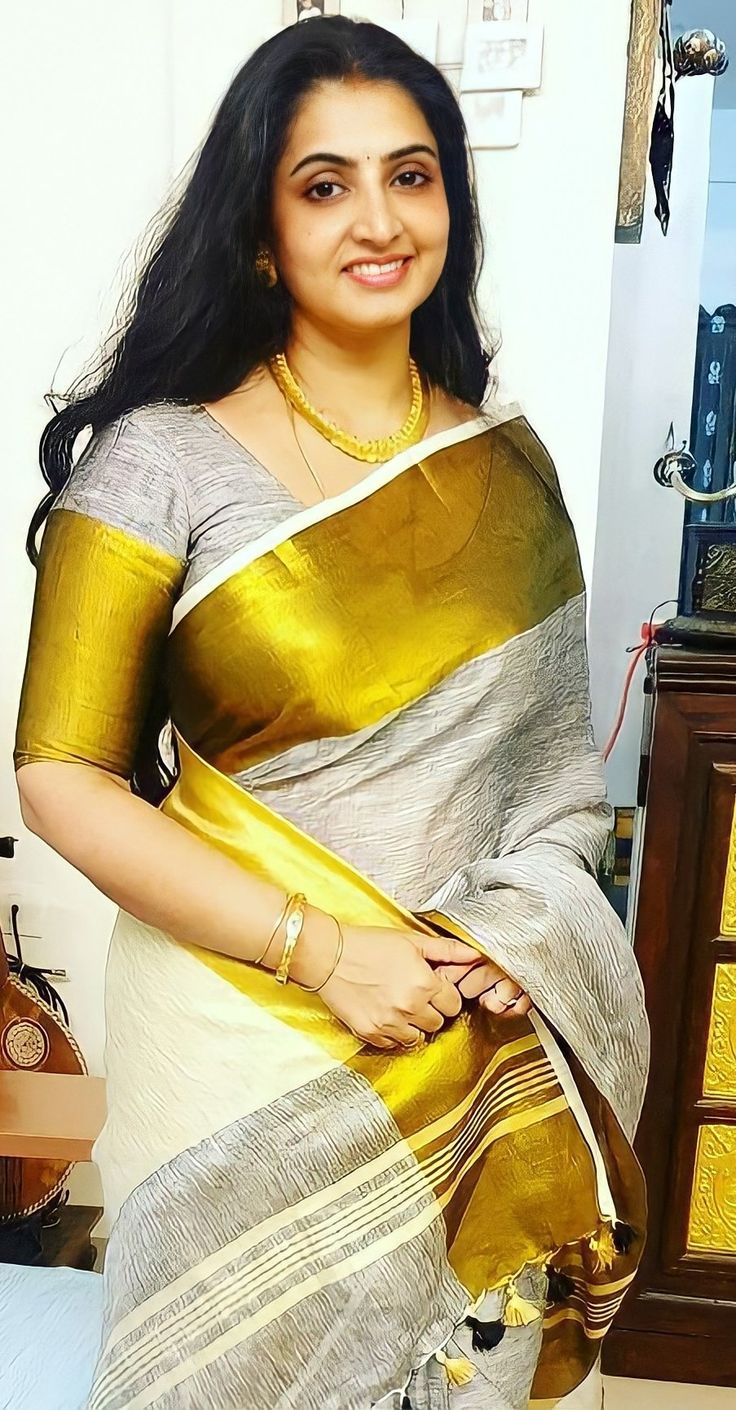 Curvy Girl Fashion, Mallu Saree, Actress Hairstyles, Indian Woman, Elegant Saree, Beautiful Women Over 40, Beautiful Women Faces, Choose One, Saree Styles