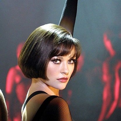 Iconic Movie Hair Ideas and Makeup Looks of the Decades | Allure Velma Kelly Chicago Makeup, Chicago Musical Hair And Makeup, Velma Kelly Makeup, 1950s Bob Haircut, Velma Haircut, Chicago Makeup Musical, Chicago Musical Makeup, Velma Kelly Aesthetic, Velma Chicago