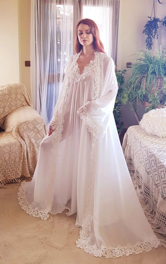 A wonderful ensemble of chiffon and soft flowers. With wide sleeves and wide cut for robe and nightgown. Comfortable and sensual lines that adapt to any silhouette. It has an unbeatable touch, very soft and silky. Another ideal gift for a magical night of love. IMPORTANT INFORMATION: Our delivery Honeymoon Robe, Soft Lingerie, Wedding Nightgown, 3d Dress, Wedding Sleepwear, Beautiful Nightgown, Bridal Sleepwear, White Nightgown, Bridal Nightgown