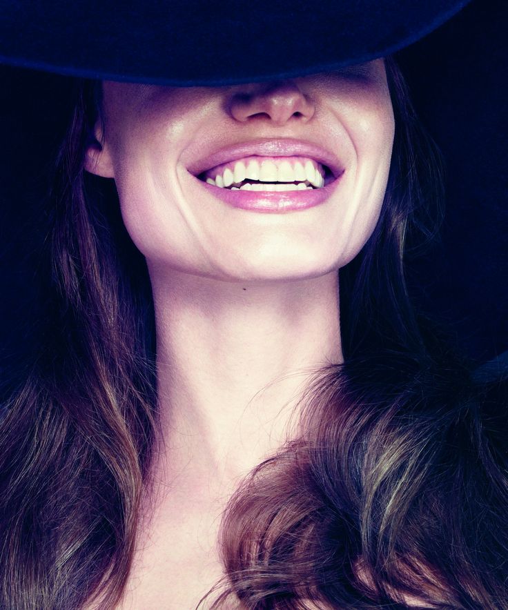 the cover of marie claire's magazine with a smiling woman wearing a black hat