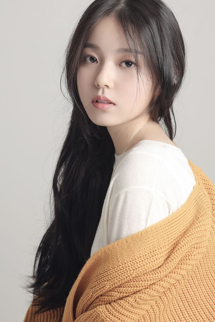 Kang ‘Rothy’ Juhee was born on 6thMay 1999 in South Korea. She holds the nationality of South Korea. She is a singer, who is most popular for her solo career, which she started in 2017.RothyKpop was raised as an only child in South Korea. In August 2020, she has a net worth which was projects over $50,000. Hair Mask Recipe, 얼짱 소녀, Asian Cute, Korean Hairstyle, Beauty Face, Girl Face, Woman Face, Face And Body