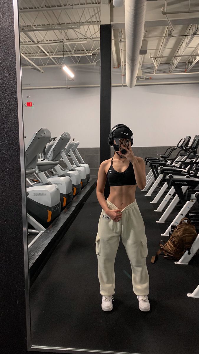 Outfits For Muscle Women, Gym Body Women Aesthetic, Curvy Lean Muscle, Strong Fitness Woman, Realistic Gym Goals, Cute Workout Fits Aesthetic, Gym Girlies Aesthetic Muscle, Abs Girlie, Gym Selfie Ideas