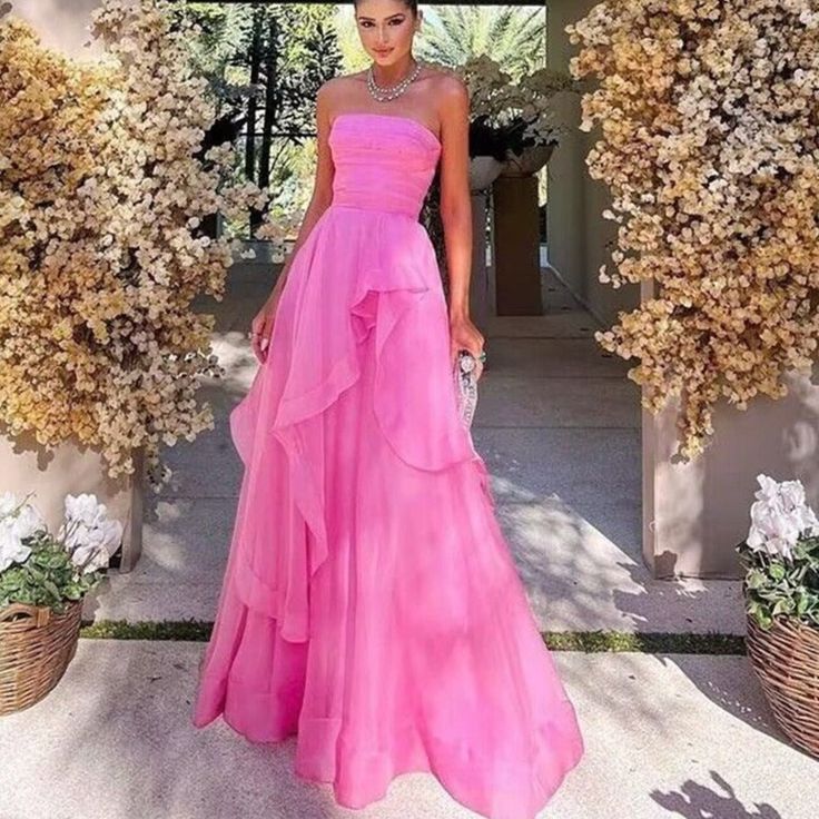 Take on the night with the daring and stunning Robe Eaba. This pink tulle cocktail gown will make a statement wherever you go. Its delicate fabric and bold color will turn heads and elevate your style. Perfect for the risk-takers and the adventurous fashionistas. Time to shine! Prom Dress Modest, Modest Evening Dresses, Strapless Organza, Modest Evening Dress, Prom Dresses Long Pink, Strapless Prom Dresses, Dress Modest, Pink Prom Dress, Prom Dress Inspiration