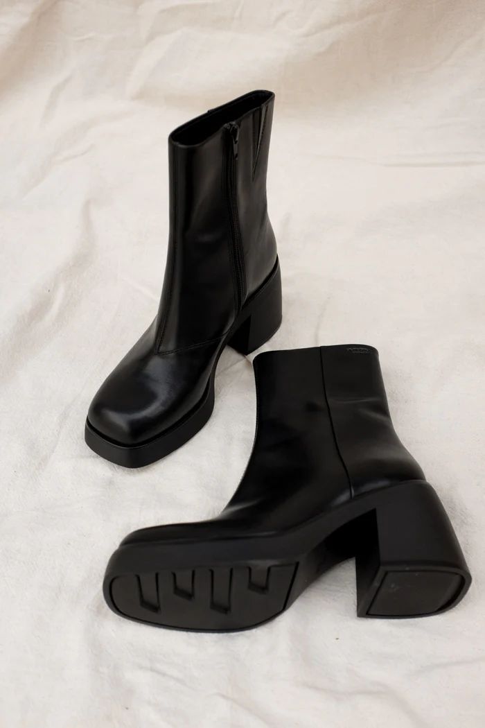 Vagabond Brooke chunky boots. These towering platform boots bring character to any individual style, anywhere. The ankle-high design is crafted from smooth black leather completed with square toes. The minimalist upper is paired with solid 87mm heels and balanced by thick platform soles, creating a chunky silhouette. H Platform Boots Ankle, Square Toe Chunky Boots, Black Boots Chunky Heel, Black Boots Heeled, Chunky Square Toe Boots, Square Tip Boots, Black Square Boots, Timeless Boots Women, 90s Black Boots