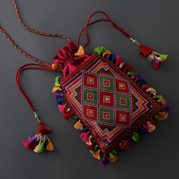 Batwa Bags Handmade, Batua Designs, Potli Bags How To Make, Batva Bags, Cloth Bags Pattern, Batva Potli, Embroidery Bags Handmade, Suf Embroidery, Crochet Potli Bag