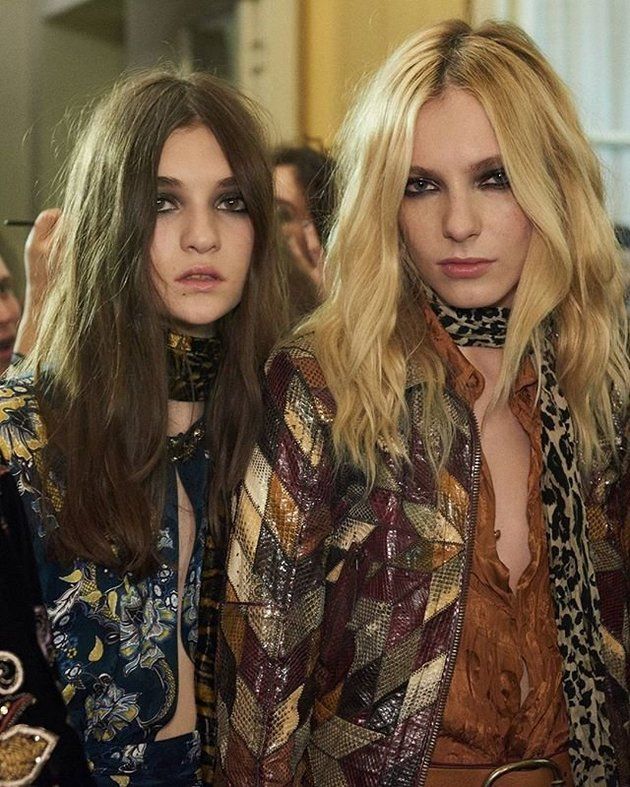 How To Get The Rock Chick Look: Pamela Des Barres And Bebe Buell On 'Groupie' Beauty | HuffPost UK Hessen, Haute Couture, Rock Glam Outfit, Pamela Des Barres, Rock Chick Style, Rock N Roll Outfits, 70s Glam Rock, 70s Rock And Roll, Bebe Buell