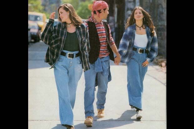 90s fashion - stripes, plaid shirts, high-waisted jeans, chokers, bandana, sweatshirt around the waist 90s Parents Fashion, 80s Fashion With Jeans, 90 S Jeans, 90's Fashion Trends, 90s Costume Party Outfits, 90s Diy Outfits, 90ms Fashion, 90s Highschool Fashion, 90s Plaid Outfits