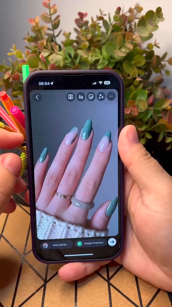 Cadê as NAIL DESIGNERS? Se liga nessa dica INCRÍVEL pra você usar com fotos de produtos/serviços, fotos de alguma data ou pessoa, ou com as fotos que você preferir! ✨ story / stories / storycriativo storiescriativo / instastories #naildesigner / nail art / nail designers