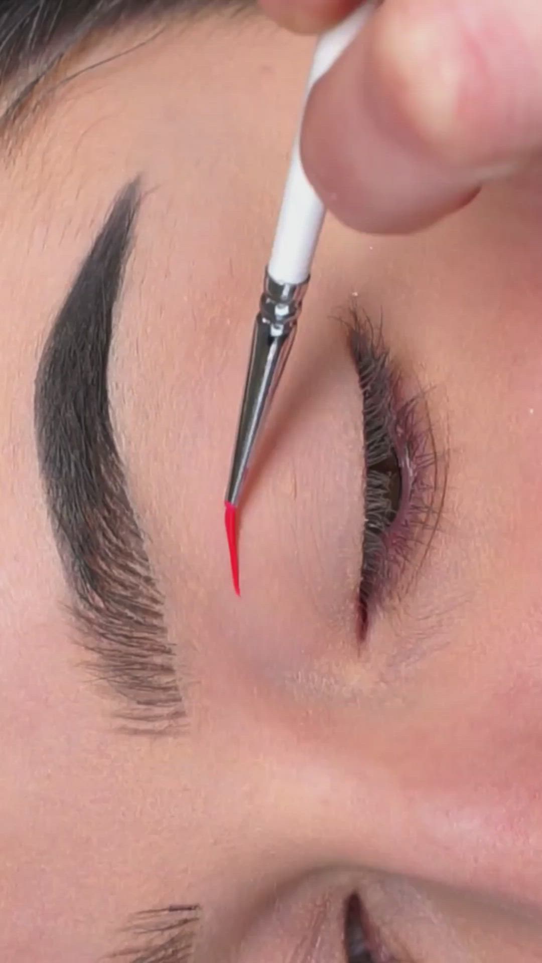This contains an image of: Eyeliner tutorial