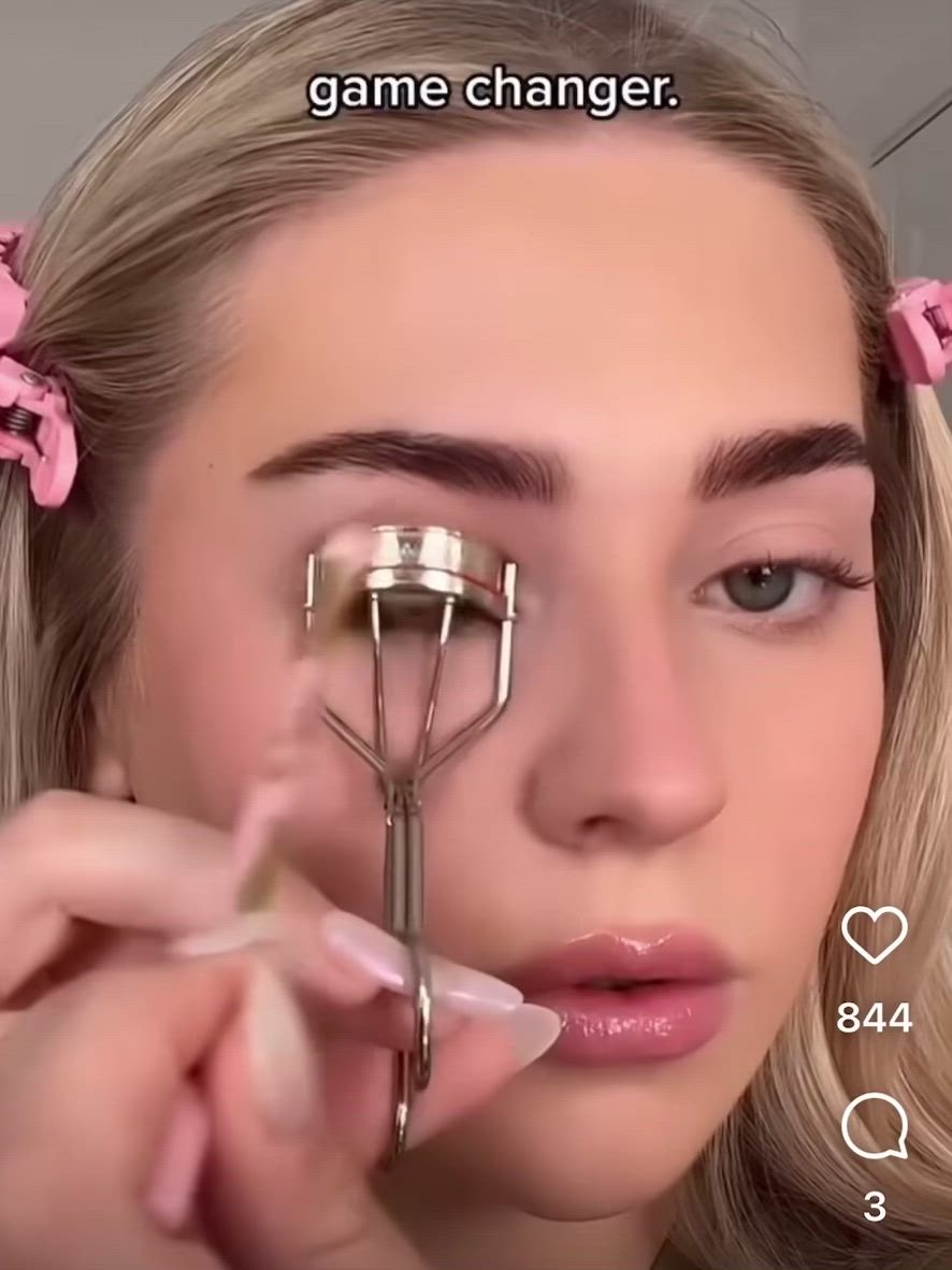 This contains an image of: eyelash curler hack