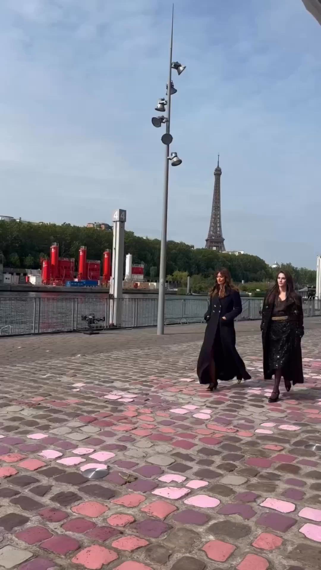 Cestini di fiori, la Torre Eiffel, i ciottoli e la passeggiata sulla Senna. La Parigi più classica è al centro della collezione autunno inverno 2023 2024 di Chanel Haute Couture. Un'iconicità riconosciuta dal mondo intero che non ci basta mai.