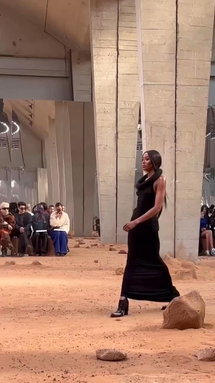 Alla Paris Fashion Week Ibrahim Kamara, con la collezione autunno inverno, traccia il suo nuovo percorso e porta in passerella Naomi Campbell.