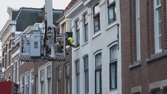 Gewonde bij brand, 17 kamers ontruimd: 'Harde knal, zwarte rook'