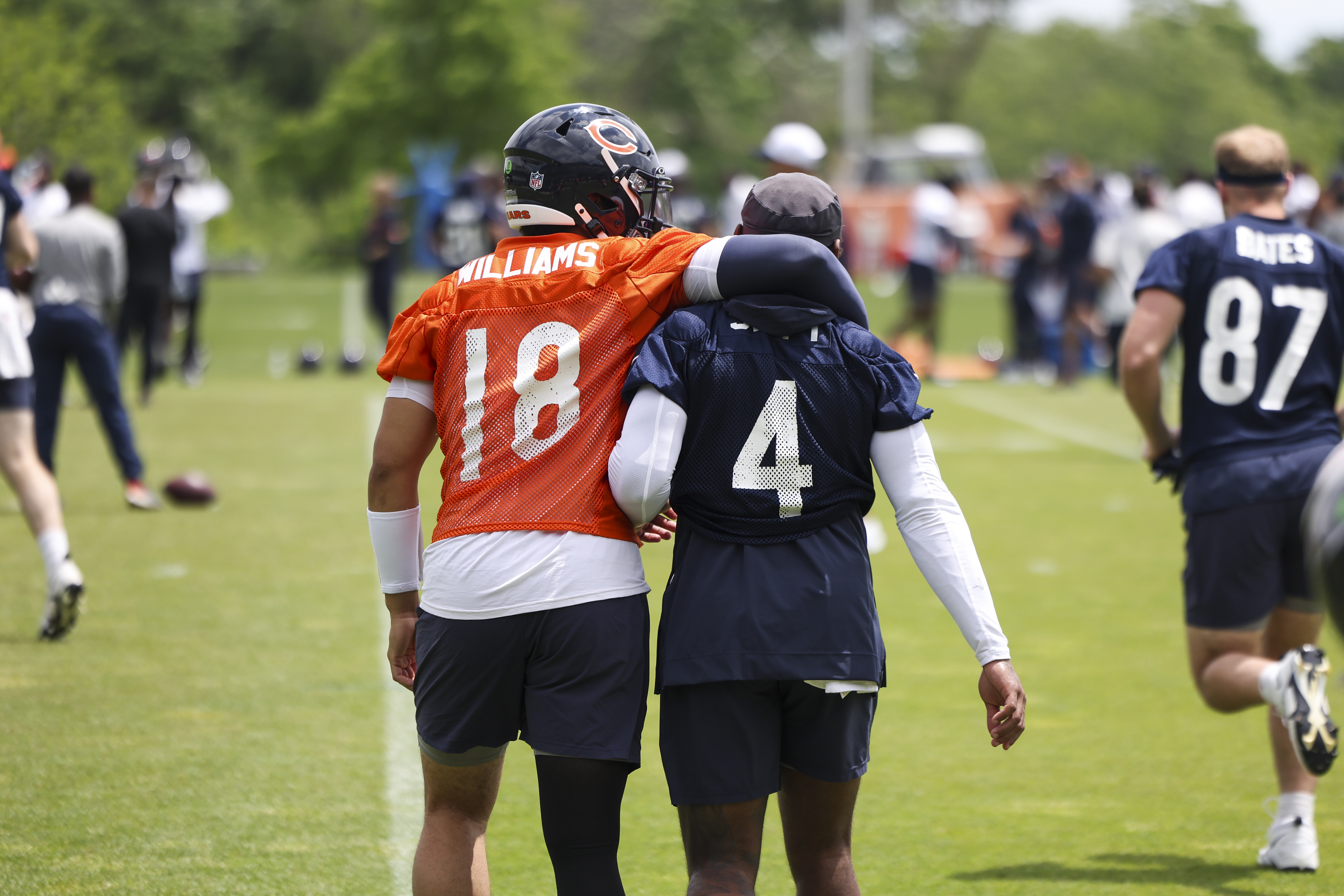 Bears quarterback Caleb Williams puts his arm around running back D'Andre Swift during minicamp at Halas Hall on June 5, 2024. (Eileen T. Meslar/Chicago Tribune)