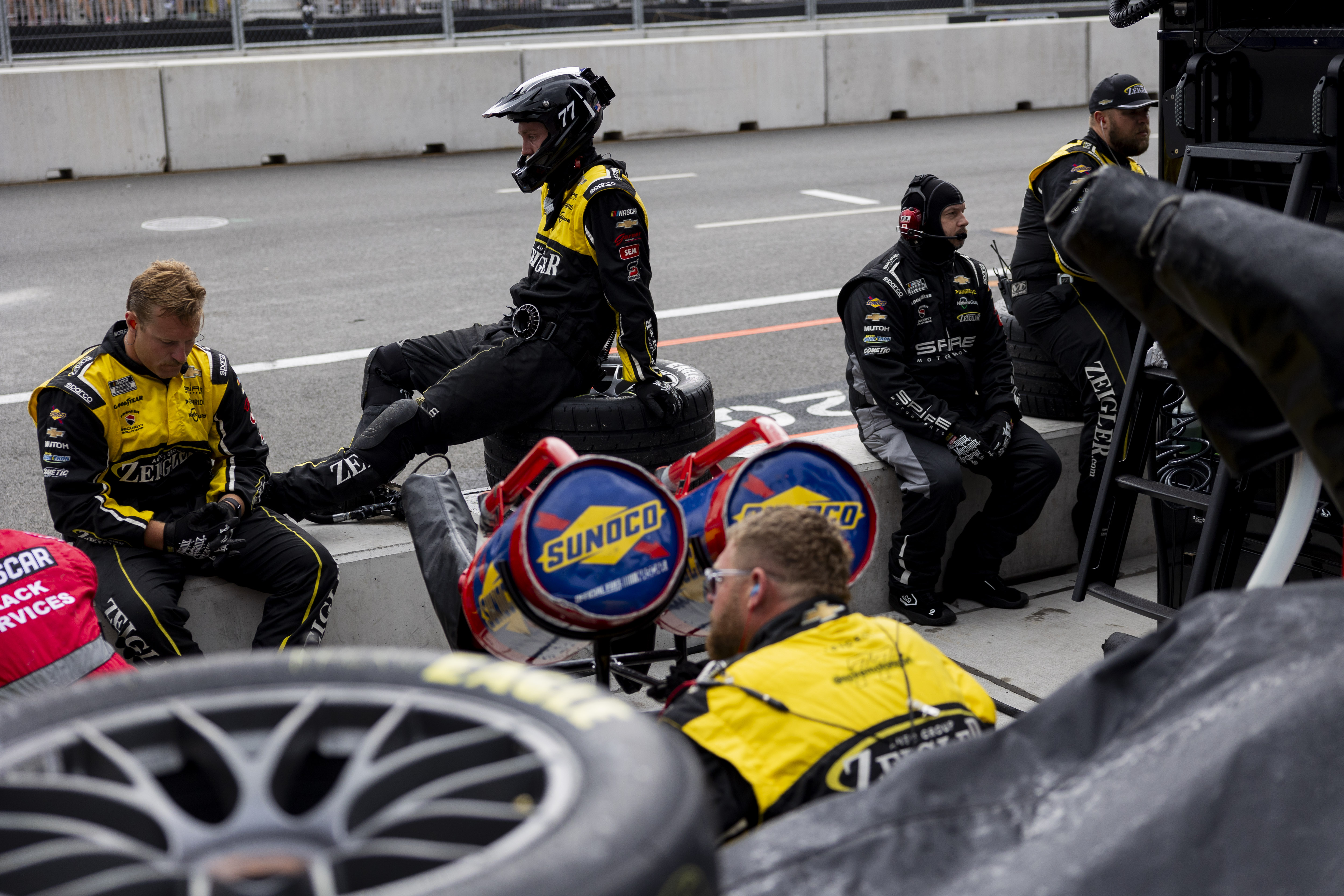 Pit crews stand by during the Grant Park 165 of the NASCAR Street Race on Sunday, July 7, 2024, at Grant Park in Chicago. (Vincent Alban/Chicago Tribune)