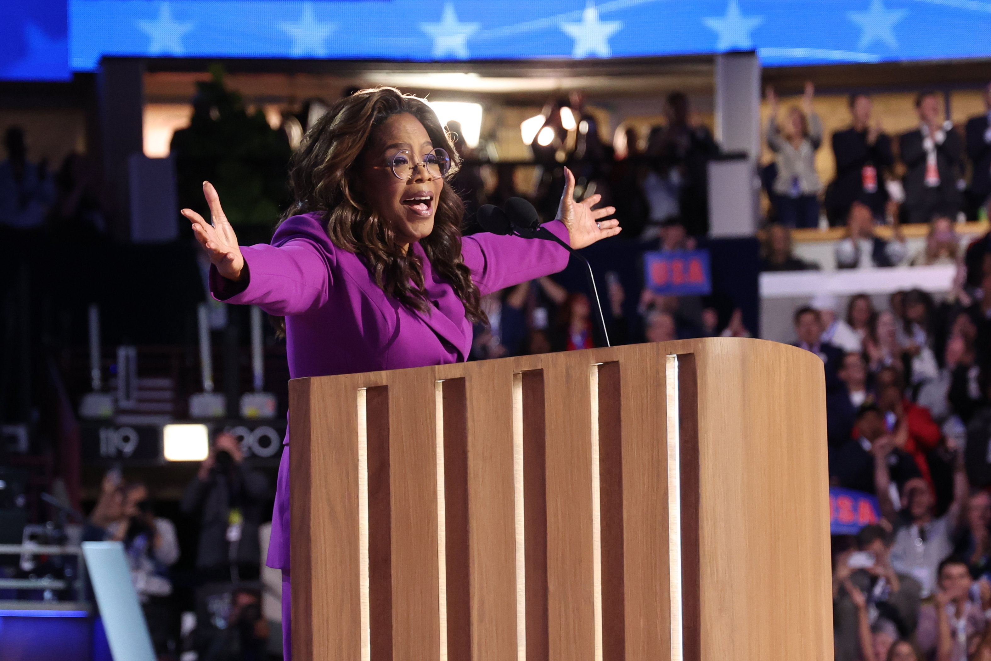 Oprah Winfrey surprises delegates taking the stage, Aug. 21, 2024, during the Democratic National Convention at the United Center. (Brian Cassella/Chicago Tribune)