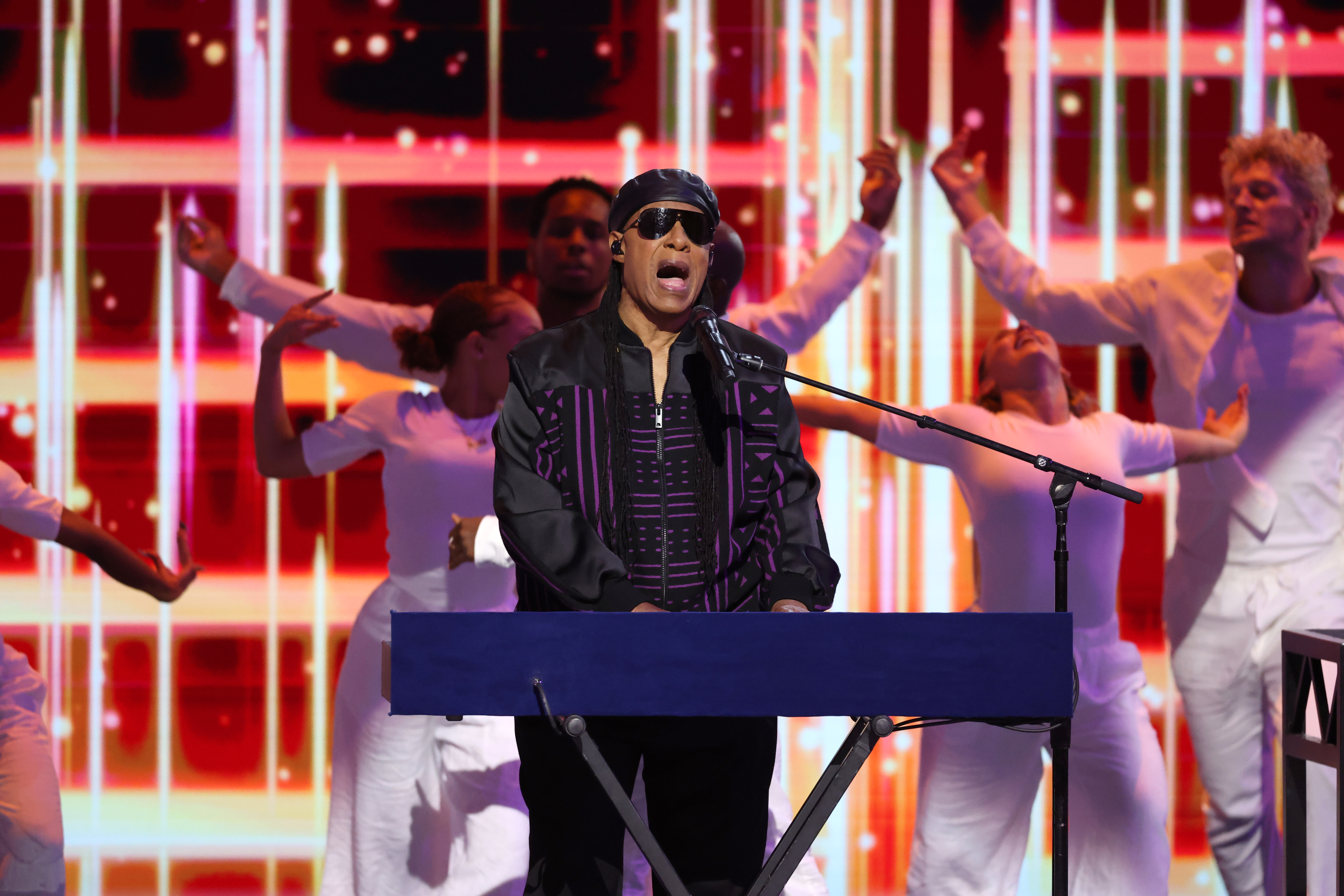 Stevie Wonder performs at the Democratic National Convention at the United Center in Chicago on Wednesday, Aug. 21, 2024. (Chris Sweda/Chicago Tribune)